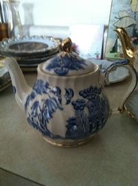 Sadler Blue Willow tea pot