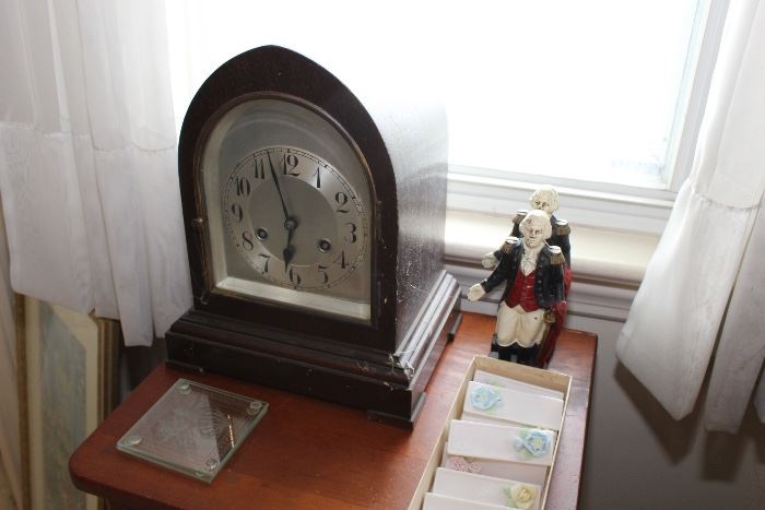 Mantle clock, cast vintage figures
