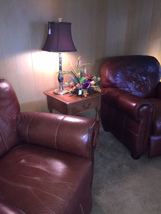Great shape - 2 matching leather recliners and small side table