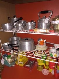 Children's dishes & cookware