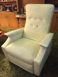 Nearly new condition recliner from the 1970s. Only missing the button center.