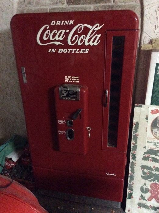 Vintage Vendo Coca Cola in bottles 5 cent. Still works. 