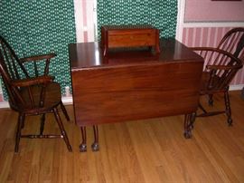 Drop-side table wit claw feet