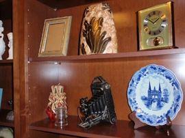 Norelco Delft Blue Plate "Sneek Waterpoort" Hand painted made in Holland 1958. & No.1A Autographic Kodak Jr. Camera