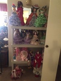 Lots of vintage dolls