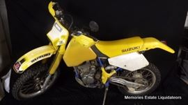 SUZUKI RUNNING WITH PAPERS