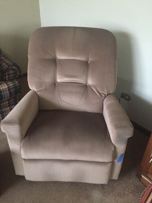 RECLINER CHAIR ** BUY IT NOW PAYPALL** $30  LOT NUMBER 533