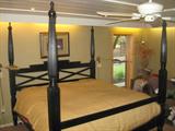 4 poster bed w/ mattress & boxspring - king size