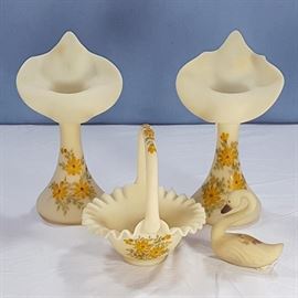 Glass Fenton Yellow daisies On Cameo Stin Chocolate Roses Swan