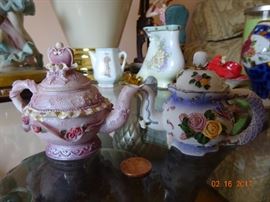 Matching set with previous teacups, with top.