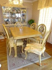 Incredible vintage wooden dinning room table set. (6 chairs included)