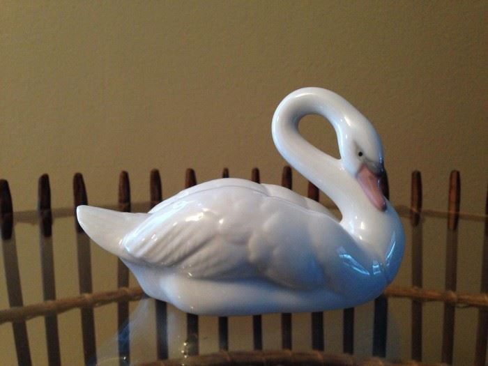 Lladro Elegant Swan Figurine