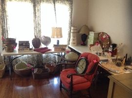 Decorative items, baskets, lamps