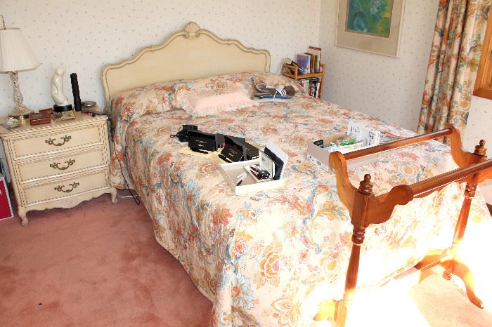 Kindel queen bed with Southerland pillowtop lift / massaging mattress