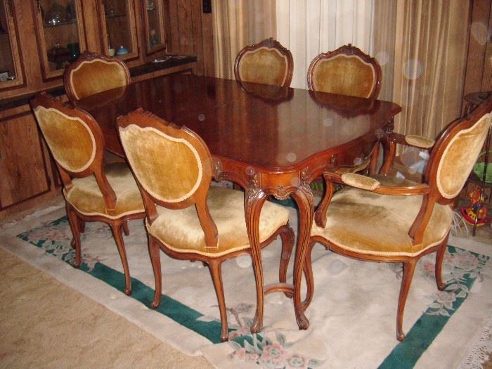 Rockford Furniture Co., Country French Style, 3 leaves, original pads.
