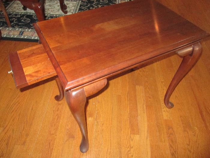  solid wood Queen Anne style writing table w/pullout on each end. 28"L x 18"W x 25"T