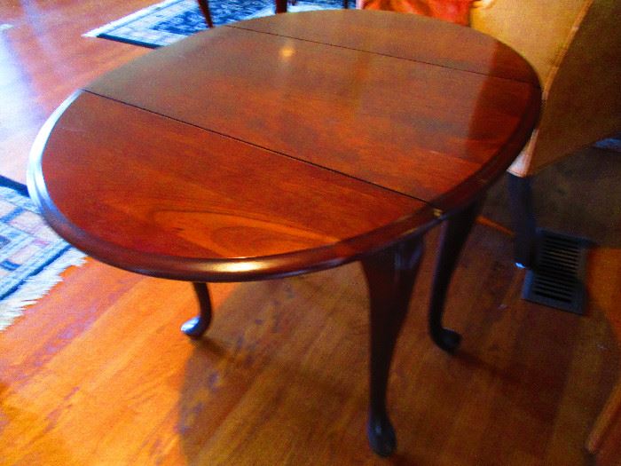 Oval solid wood Queen Anne style side table w/leaves 32"L x 28"W x 25"T