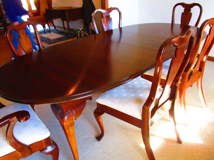 Queen Ann style dining table w/2 leaves, 2 arm chairs, and 4 dining chairs. Oak excellent condition (90"L with leaves)60"L x 44"W x 29"T