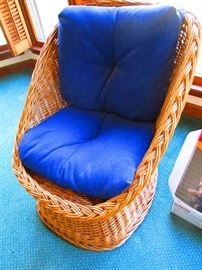 Wicker chair w/blue cushions 