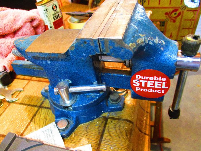 Small bench vise