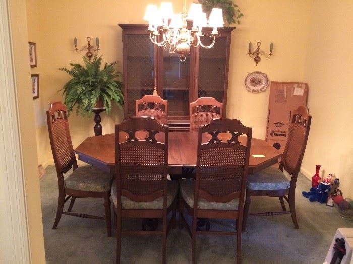 #101 Stanley dining table w/metal base, 2 leaves, 6 chairs $175