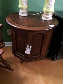 #25 Round end table $75 25x25x21