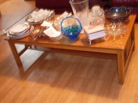 COFFEE TABLE WITH COLLECTIBLE GLASS