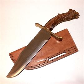 Custom Stag Horn 9" Clip Point Vintage Knife with Leather Sheath: A custom stag horn handle 9" clip point blade vintage knife with stitched leather sheath. Knife features a natural shaped antler handle, decorative scoring on the spine of the blade, and a substantial brass cross guard with decorative shaping, This is a particularly heavy knife for it’s size with a weight of 778 grams (27.4 oz).