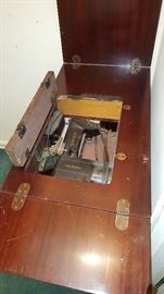 Singer sewing machine/table