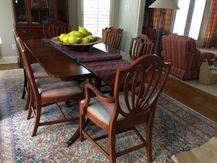 dining room table and 6 chairs    has 3 leaves 