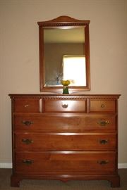 Sprague & Carlton Maple 4-Drawer Dresser/Chest  (36"H x 42"W x 19"D) with Mirror (23.5" x 36.5")