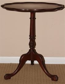 Antique Mahogany Scalloped Pie Crust Edge Round Pedestal Table on 3-Splated Legs with Claw Feet. (22"D x 26"H)
