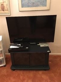  have 2 working flat screens  