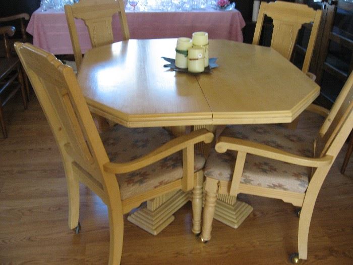 Table with 4 chairs on wheels