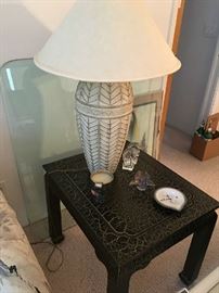 Lane Furniture End Table .. elegant lamp