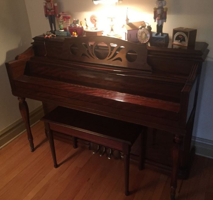 Beautiful spinet size HARDMAN PECK piano.