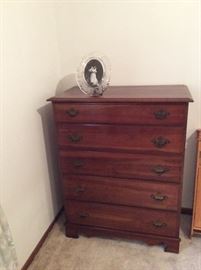 chest of drawers to beautiful vintage  3 pcs bedroom set