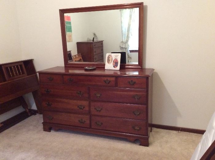  dresser to beautiful vintage  3 pcs bedroom set