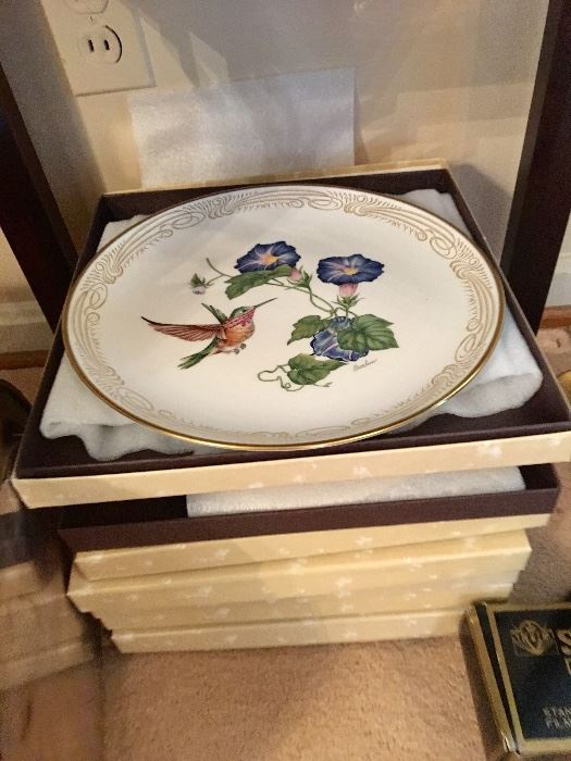 Set of 8 Boehm dinner or cabinet plates (Hummingbird Collection)