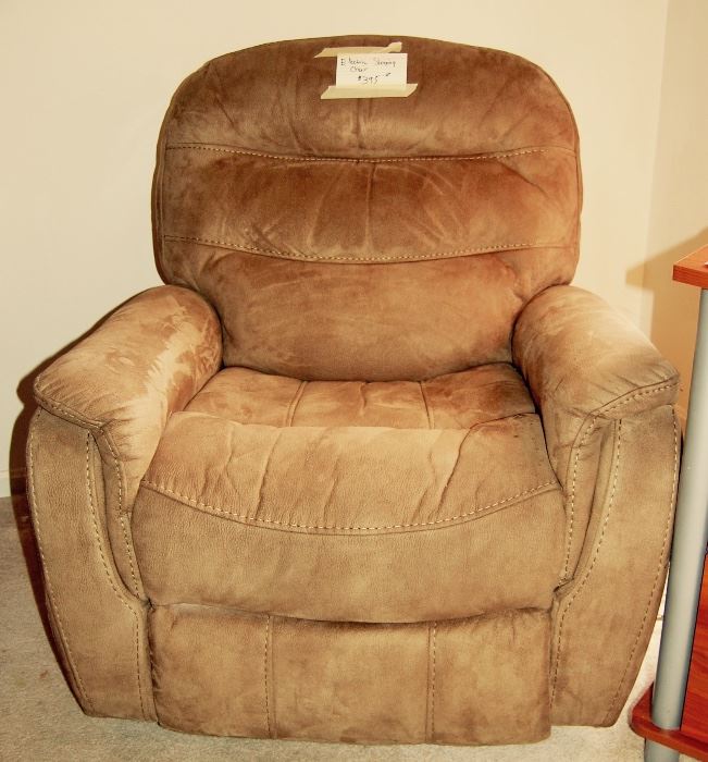 ELECTRIC LOUNGE CHAIR IN EXCELLENT CONDITION  --  MAKES INTO A BED