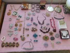 Costume jewelry,Goldette,Kramer,Trifari,Regency,Ciner,Limoges,WeissThai silver,Maruella,Austria,Bakelite