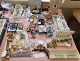 Costume jewelry,Goldette,Kramer,Trifari,Regency,Ciner,Limoges,WeissThai silver,Maruella,Austria,Bakelite