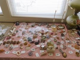 Costume jewelry,Goldette,Kramer,Trifari,Regency,Ciner,Limoges,WeissThai silver,Maruella,Austria,Bakelite