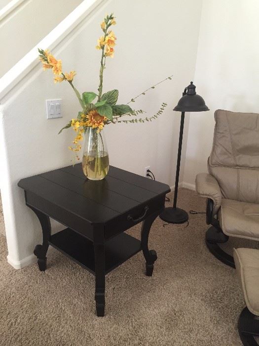Beautiful Stanley Furniture purchased at Ladlow's.  This is a nice size end table/nightstand solid wood and heavy.  Gorgeous floral vase with silk flowers from The French Bee