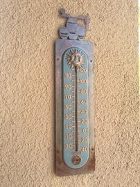 Metal outdoor wall temperature guage