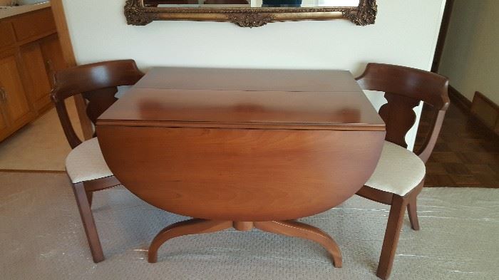 Beautiful Marshall Fields dining table (seats up to 10 persons), 6 chairs, leaves, pads...wonderful condition.