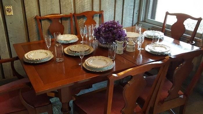 Drexel Dining room table with 2 leaves and 6 chairs