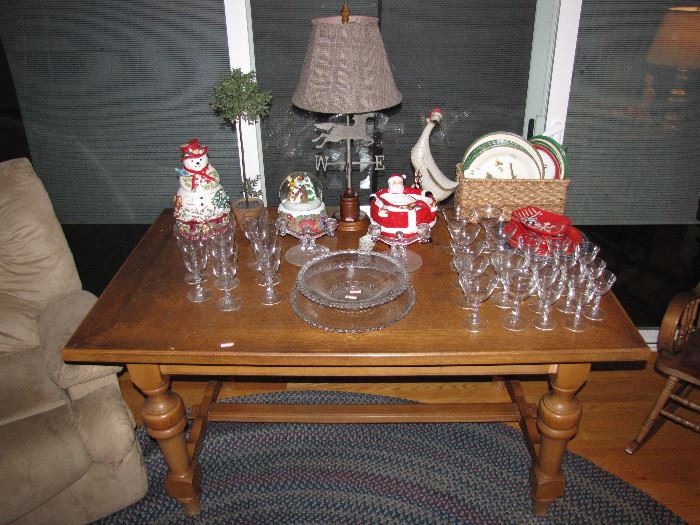 One of the many tables, with a few Christmas items and glassware.