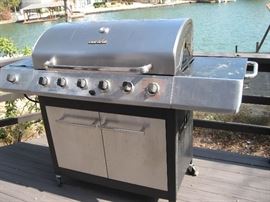 CharBroil Gas Grill with Nice Cover...