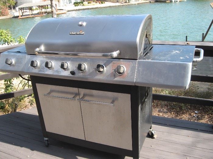 CharBroil Gas Grill with Nice Cover...